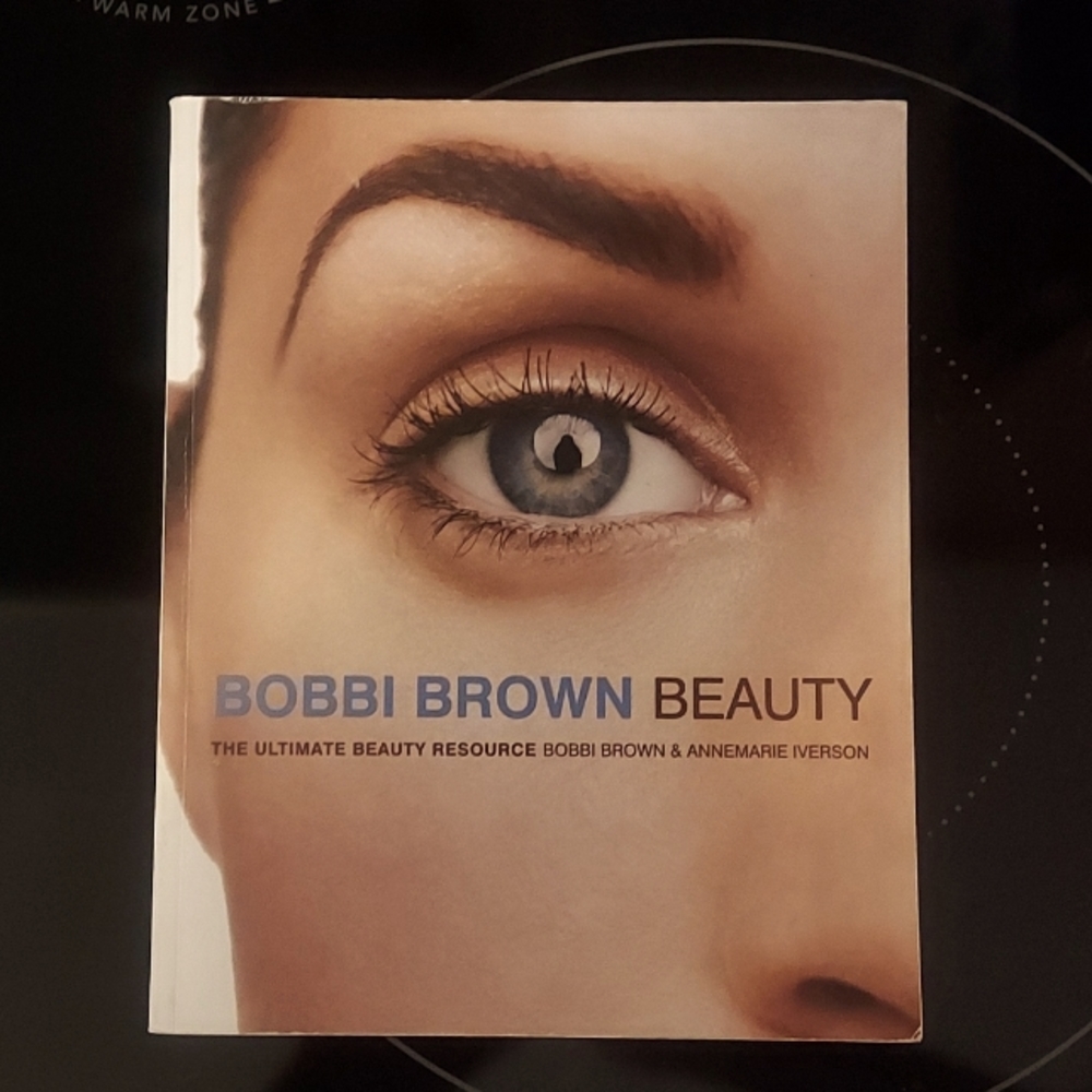 🟢Bobbi Brown Beauty Book paper back